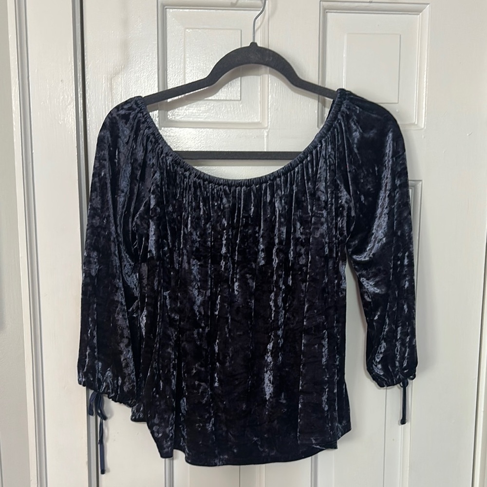American eagle off the shoulder velour blouse size medium